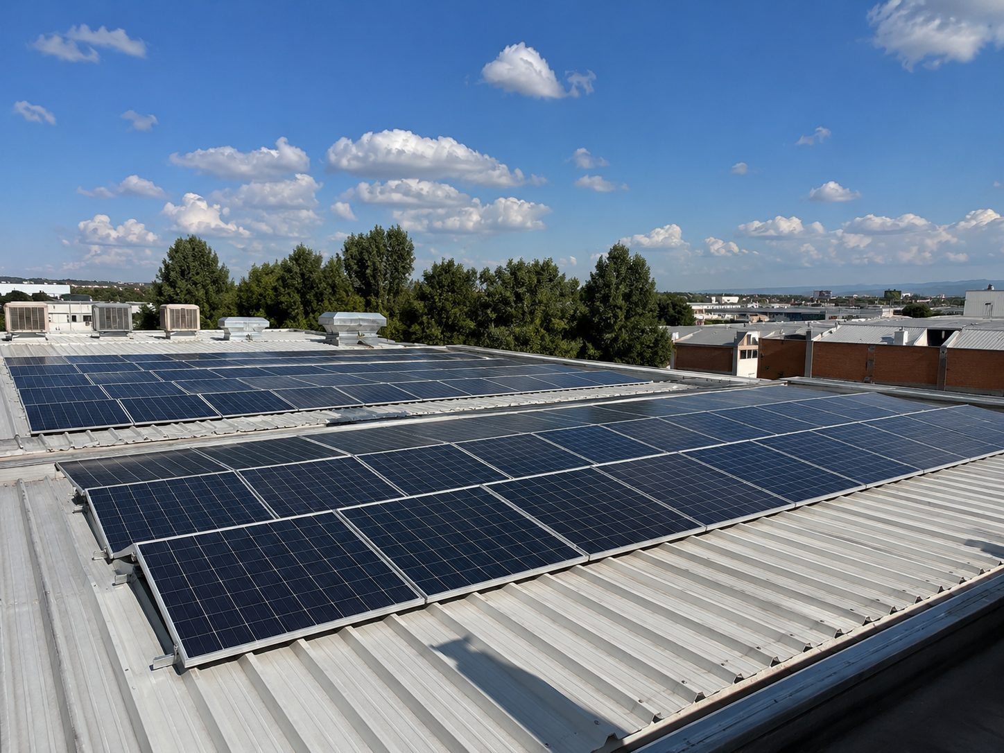 Paneles fotovoltaicos instalados sobre cubierta industrial